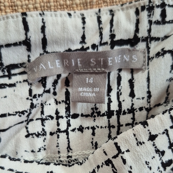 Monochrome Abstract Ladies Capri's - Picture 2 of 4